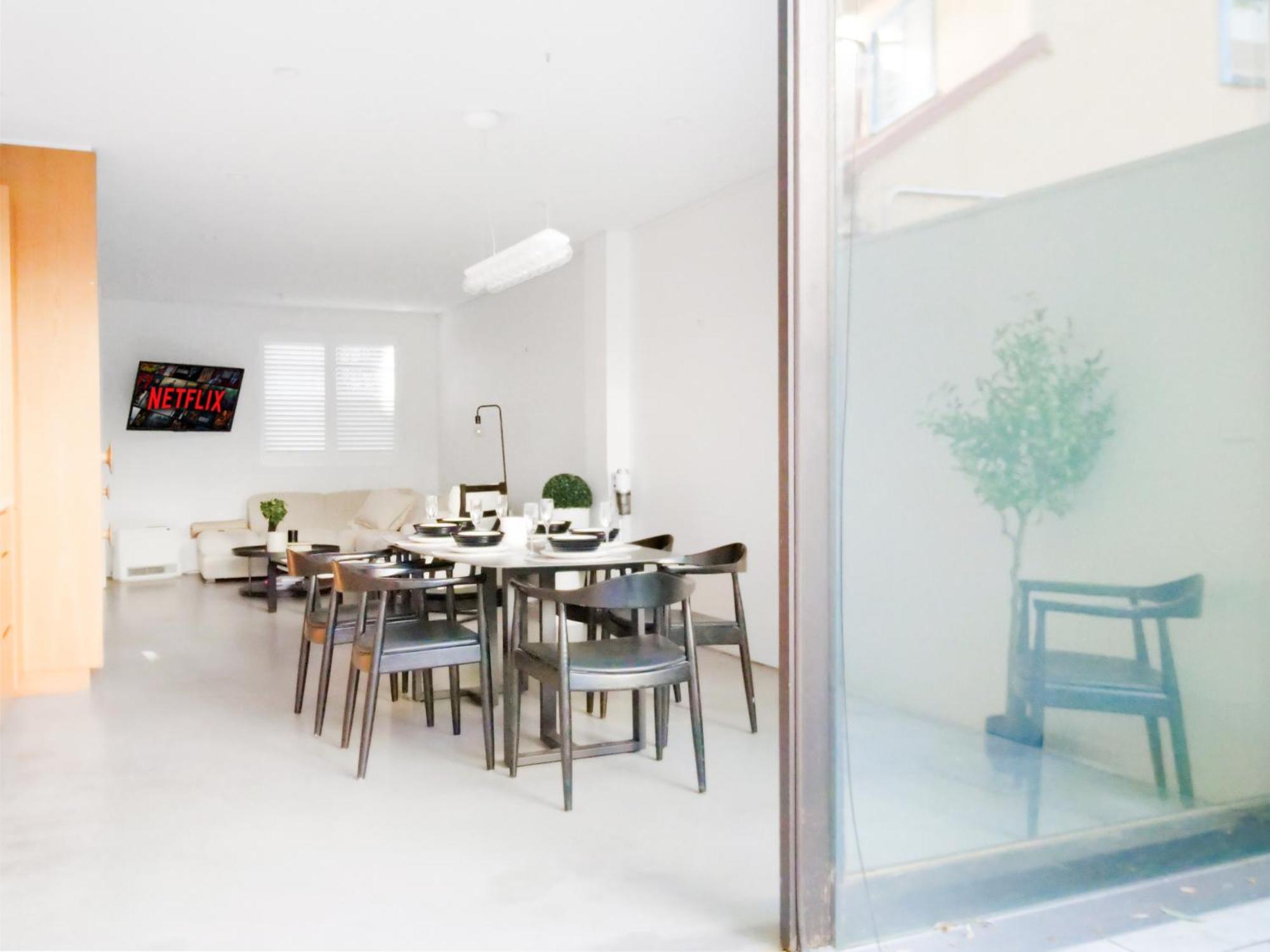 Chic Abode In Trendiest Suburb Holiday home Sydney