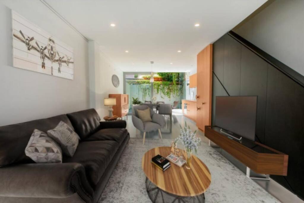 Chic Abode In Trendiest Suburb Holiday home